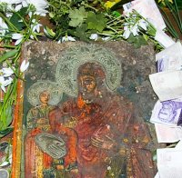 Стотици българи се стичат в Лопушанския манастир заради чудотворна икона