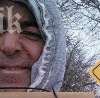 Бизнесмен раздава пари на милосърдни минувачи