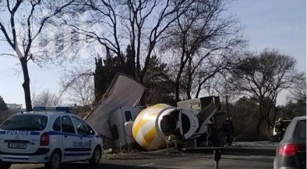 адска верижна катастрофа бетоновоз микробус пикап окървави поморие изнасят хора носилки