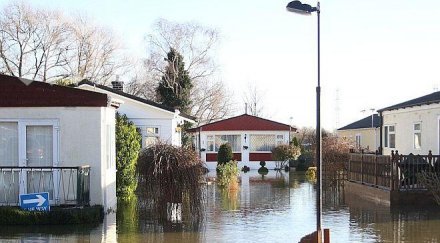 воден дъждът удави великобритания снимки