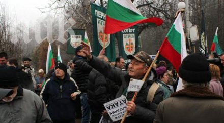 знамена надписи янки вървете протеста атака посолството сащ снимки