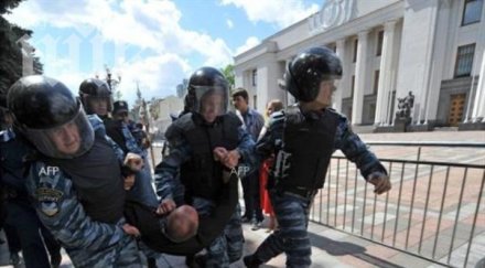 депутати пострадаха сблъсък протестиращи