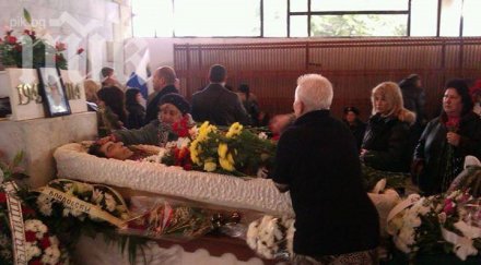 стотици изпращат гого пеем плачем