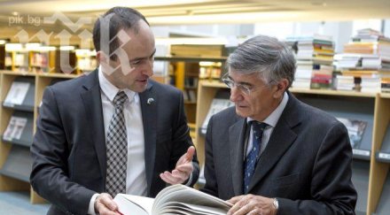 евродепутат дари книги европарламента доказа македония българска