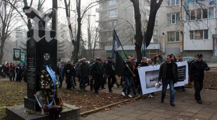 протестиращите атакисти положиха цветя паметника летците защитници снимки