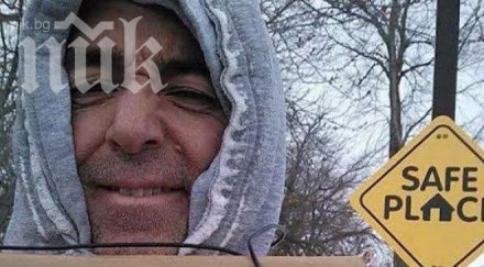 бизнесмен раздава пари милосърдни минувачи