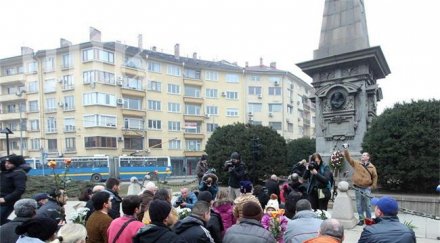 сирийците българия поднесоха венец паметника васил левски снимка