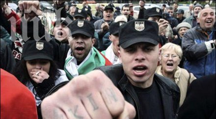 пик действащ общинар атака хлапета вършат безчинства скинхедс потресаващи снимки