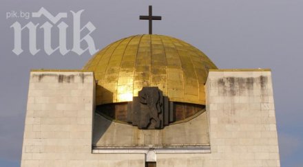 вандали изрисуваха пантеона русе снимка