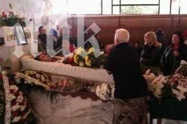 носят ръце ковчега гого гроба