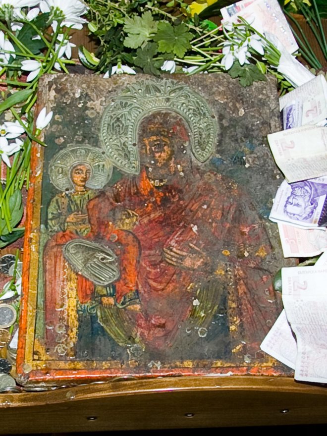 Стотици българи се стичат в Лопушанския манастир заради чудотворна икона