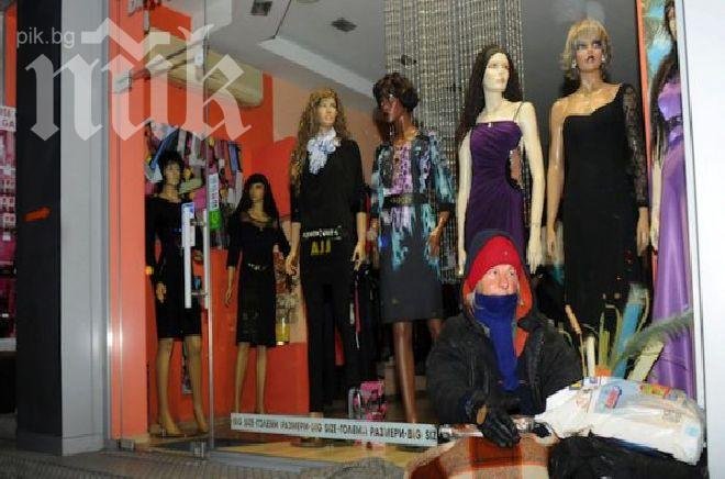 Бездомница спи край магазини в Бургас (Снимка)