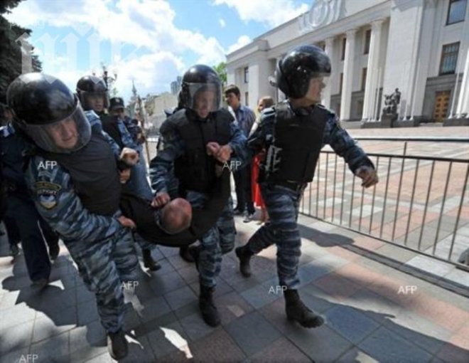 Депутати пострадаха в сблъсък с протестиращи