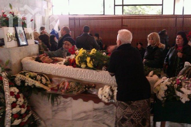 Стотици изпращат Гого с Ще пеем и ще плачем