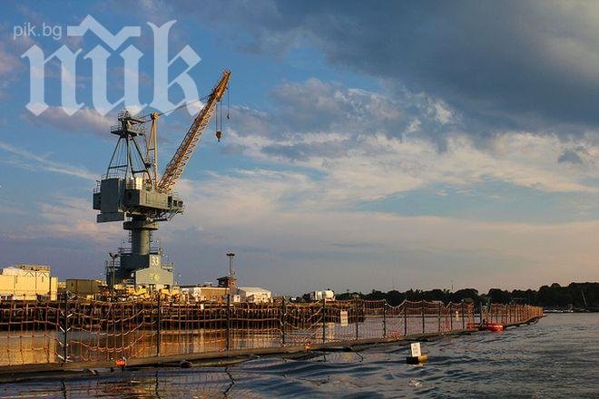 Работници от бургаската корабостроителница се събират за обсъждане на следващи действия