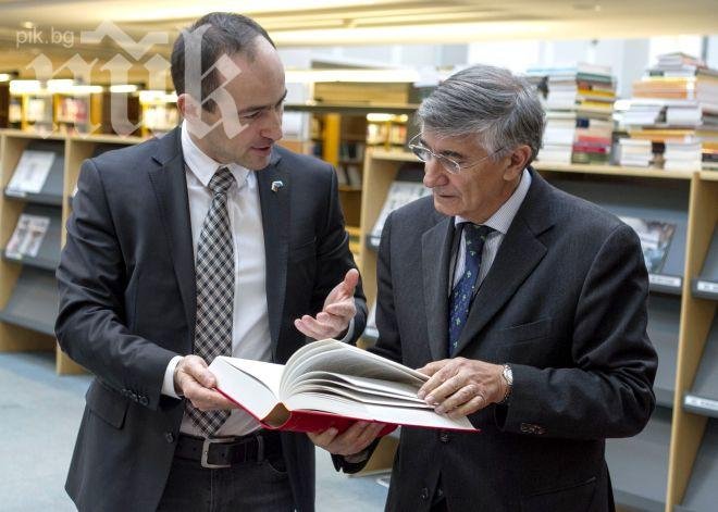 Евродепутат дари книги на Европарламента, доказа, че Македония е българска