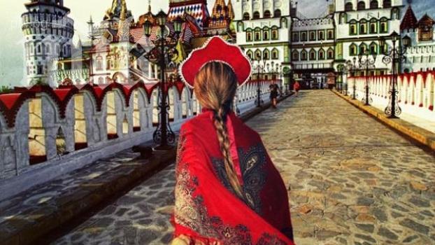 Фотограф не спира да следва своята приятелка по света (уникални снимки)