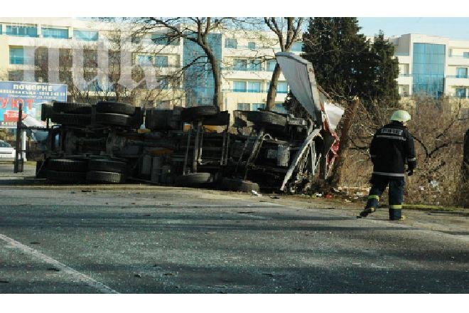 Вижте снимки от кървавата верижна катастрофа край Поморие (фотогалерия)