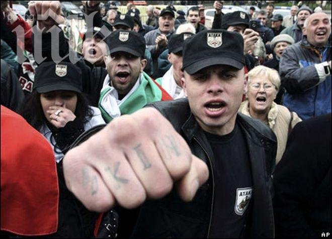 Само в ПИК! Действащ общинар от Атака и хлапета вършат безчинства като скинхедс! (потресаващи снимки)