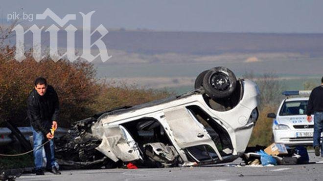 Чудо на магистрала Хемус! Супер джип БМВ се обърна по таван, шофьорът му изчезна! 