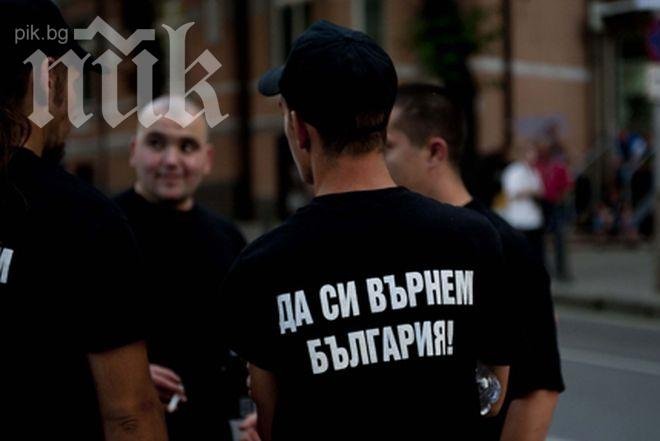 Шестима от „Атака” нападнали протестиращи пред парламента с нож и ритници