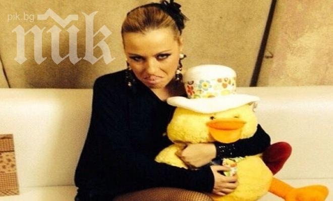 Плюшен паток изненада Камелия за рождения й ден