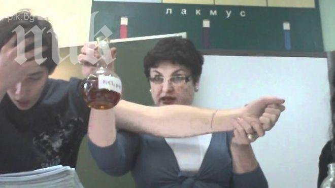 Учителка кълца дете с образователна цел (видео 18+)