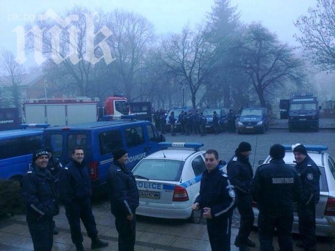 Огромно количество полиция вече е около парламента, дебнат за изненадващ щурм