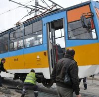 Екшън в София! Трамвай №22 изхвърча от релсите 