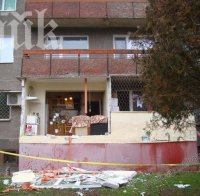 Взрив срути тераса на блок в Димитровград (снимка)