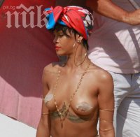 Риана лъсна гола (снимка)