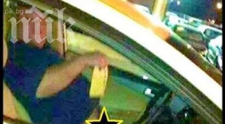 ужас фетишист плаща жени гледат търка сирене пениса