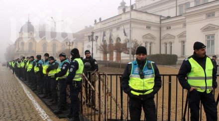 първият работен ден депутатите стартира три протеста