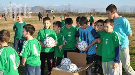 бойко борисов дари малчугани футболни топки
