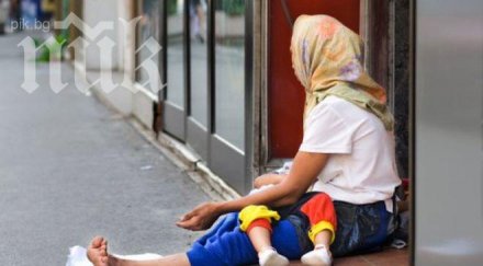 жестоко принуждават саката жена лази пазарите проси