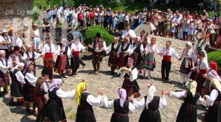 бежанците съпричастни българските традиции играят сурвакарско хоро