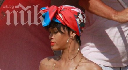 риана лъсна гола снимка