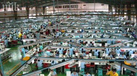 работници изгоряха завод обувки