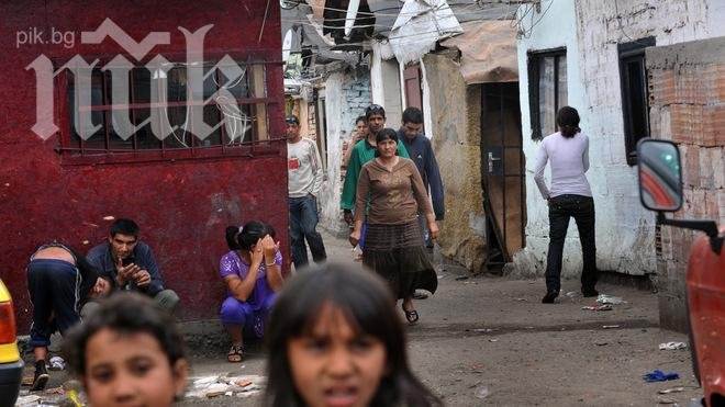 Роми пиянстват с пари от помощи за ремонт на жилищата си