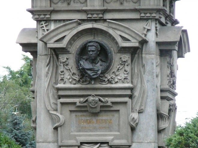 Още два от грифоните на паметника Левски са откупени от крадците