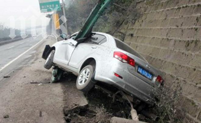 Щур късмет: Бременна и съпругът й оцеляха като по чудо в нанизана на мантинела кола (снимка)