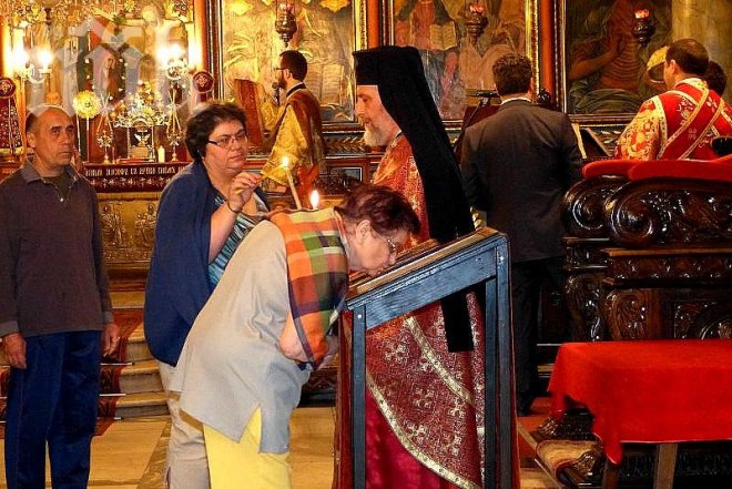 Софийска фирма реставрира иконостаса на русенската църква