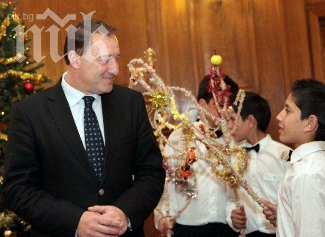 Роми сурвакаха Ангел Найденов, той им пожела да отидат в армията