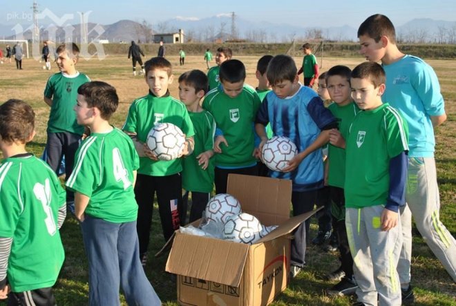 Бойко Борисов дари малчугани с нови футболни топки