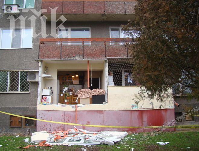 Взрив срути тераса на блок в Димитровград (снимка)