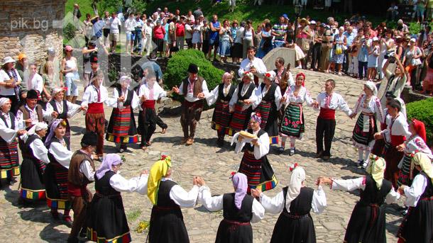 Бежанците - съпричастни към българските традиции! Играят сурвакарско хоро!