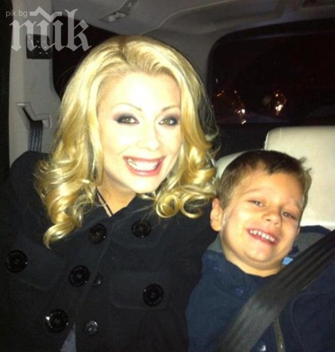 Синът на Венета Райкова копие на баща й (снимки)