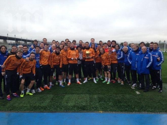 Целият тим на Реал (Мадрид) се снима с Кристиано и Златната топка