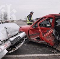 Два ТИР-а премазаха лека кола, шофьорът почина на място