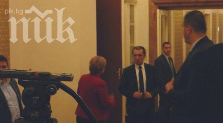 орешарски разцелува горещо депутатка герб парламента вижте снимки